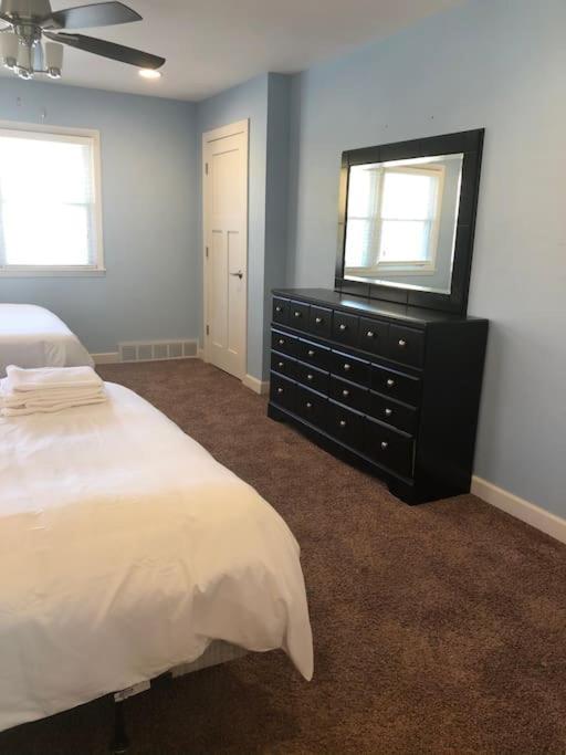Entire Apartment Close To Downtown - 2 Queen Beds Springfield Exterior foto